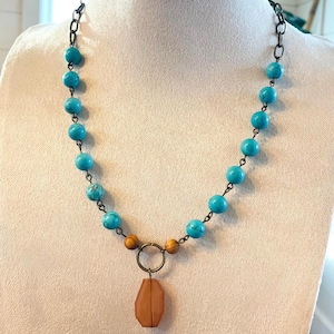 Collar bohemio occidental con colgante de turquesa natural y madera