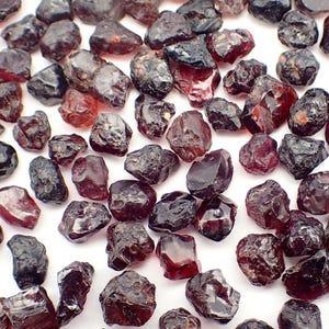 Cristal de granate piropo en bruto: piedra preciosa de hormiguero rojo de Arizona