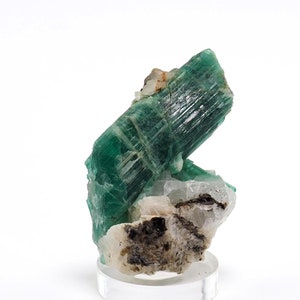 Emerald crystal natural stone from Magara mine, Lake Manyara, Arusha Region, Tanzania mineral specimen stone (F4111-5) structure minerals