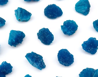 Un ejemplar de cristal de cavansita, piedra mineral azul natural: Wagholi, India