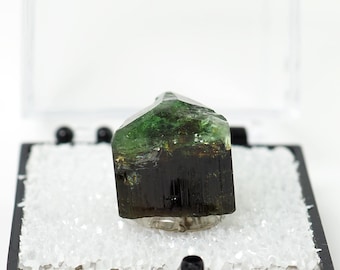 Cristal de turmalina cromada, piedra natural de Tanzania