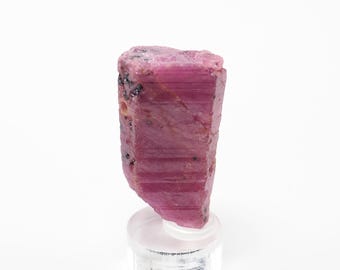 Cristal rubis brut de Tanzanie : pierre précieuse naturelle Corindon rose 29 carats