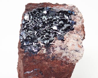 Cristales de cuprita en matriz, espécimen mineral de la mina Milpillas