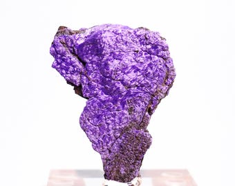 Sugiliet natuurlijk mineraal exemplaar paars vezelig steen