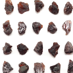 赤いスペサルティンガーネット結晶：ブラジル、ナベガドーラ鉱山産