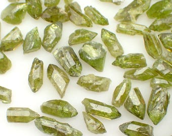 UN cristal de vesuvianita: Pakistán - Espécimen mineral de piedra natural verde en bruto