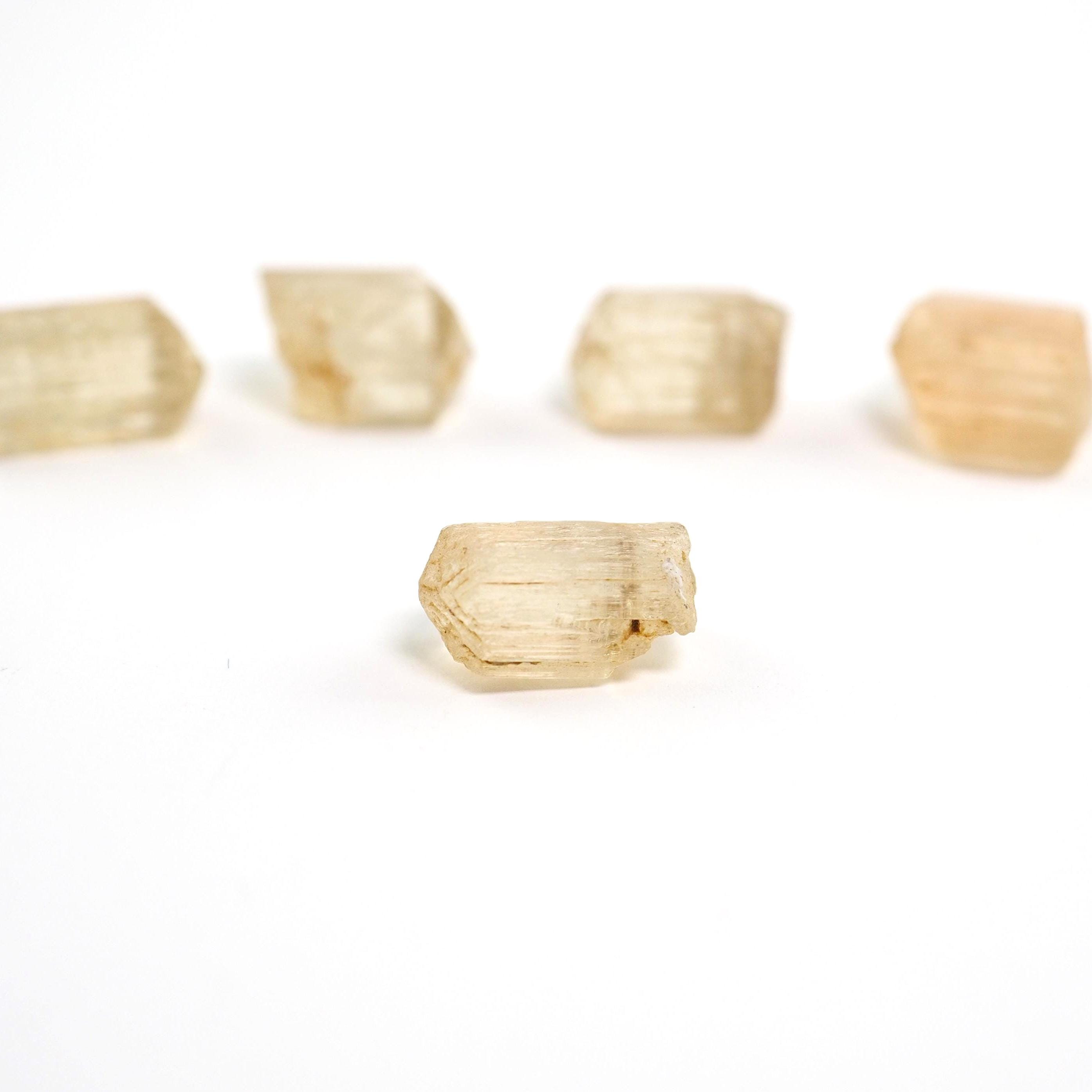 タンザニア産イエロースキャポライト結晶 - Etsy 日本