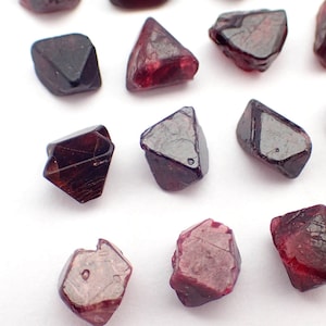 EIN Spinell Kristall aus Burma zufällig gewählte rote Rohsteinkristalle natürliches Oktaedermuster Bild 3