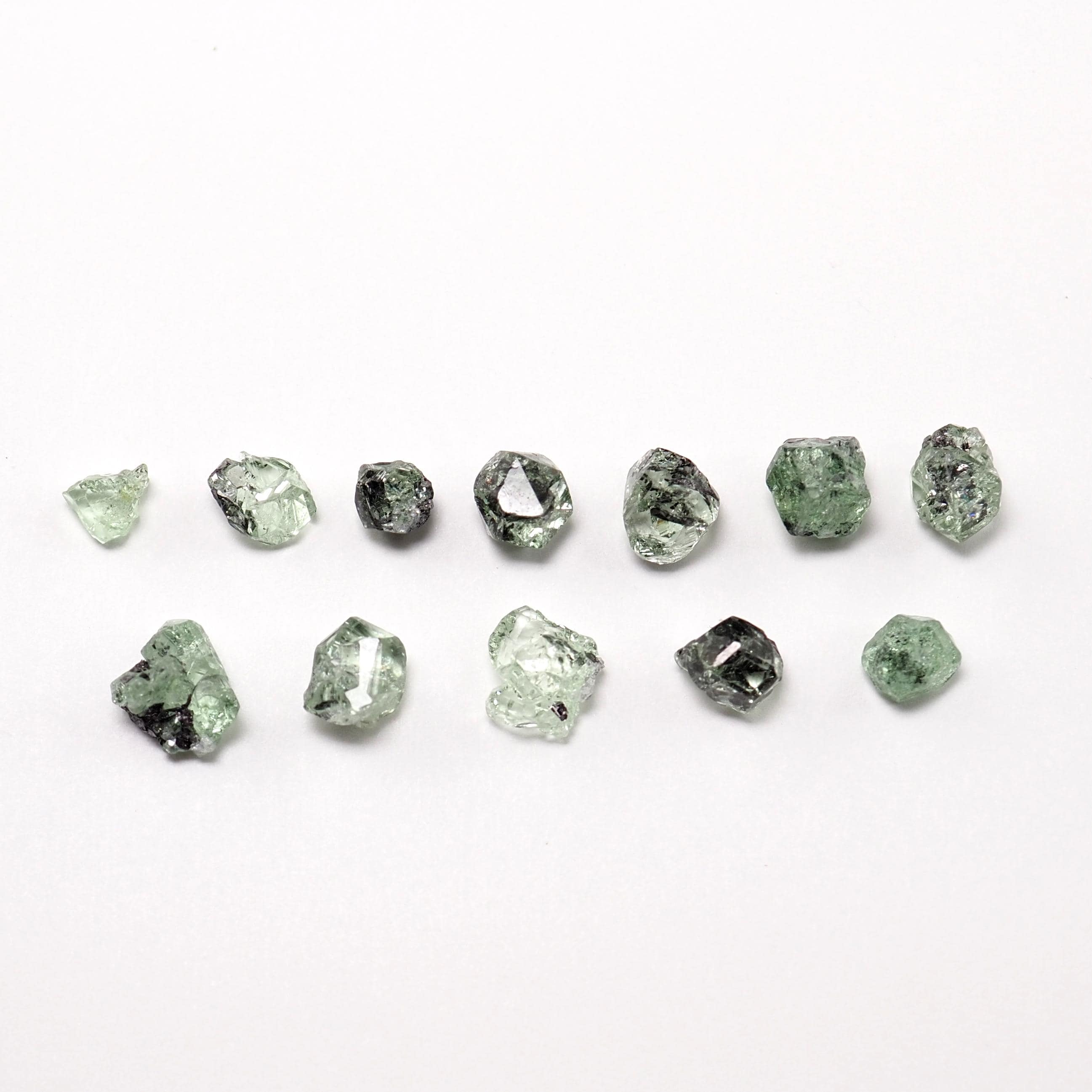 グリーングロッシュラーガーネット結晶：メレラニヒルズ、タンザニア産