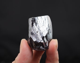 Hematite crystal from Morocco natural stone specimen - 60gm / 42mm x 29mm x 27mm (F6723-12-3)