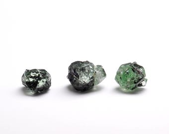 緑色のグロッシュラーガーネット結晶：タンザニア、メレラニ丘陵産の
