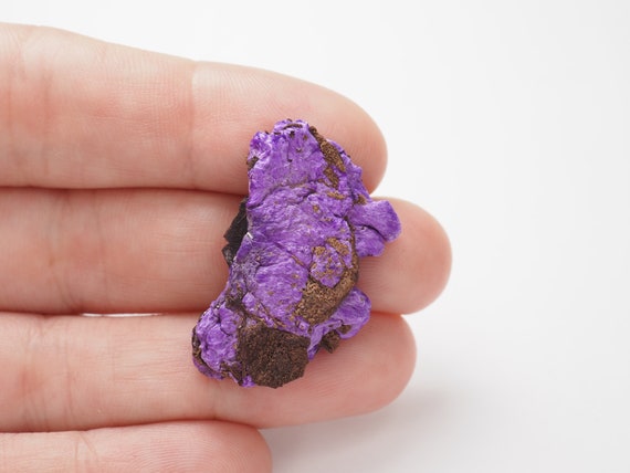 スギライト鉱物標本：紫色の繊維状石、南アフリカ産（31x19x8mm