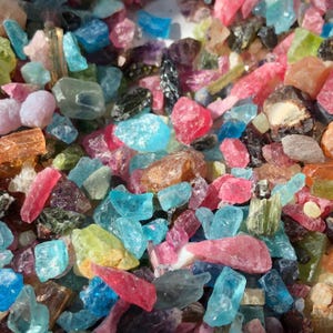 Mezcla de cristales crudos de colores: confeti de piedra natural