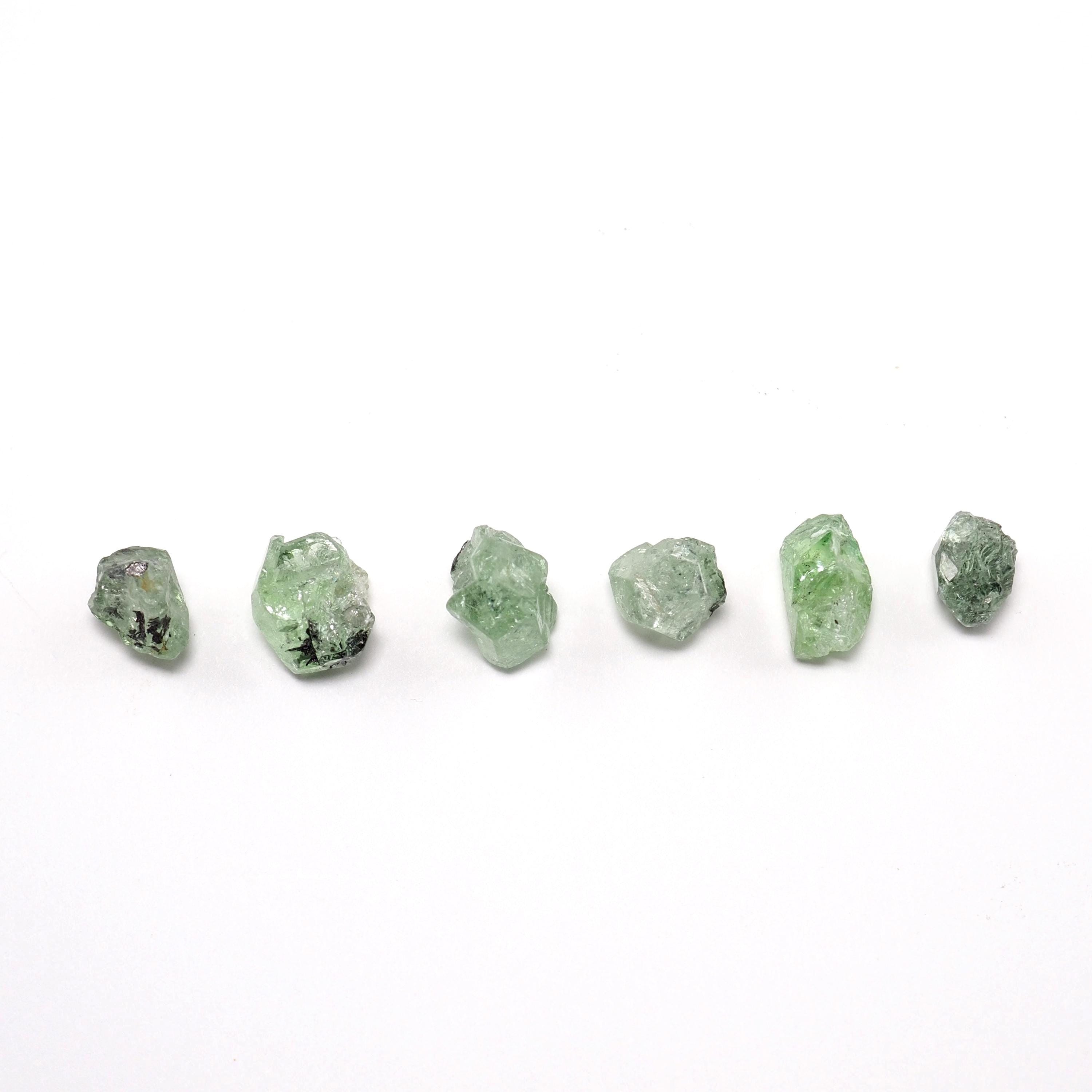 緑色のグロッシュラーガーネット結晶：タンザニア、メレラニ丘陵産の