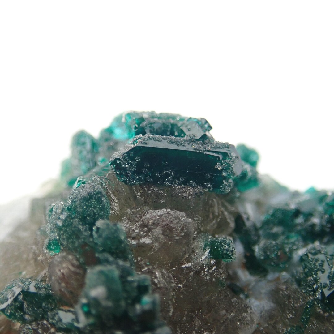 コンゴ共和国産のジオプターゼおよび石英結晶鉱物標本 - 96gm