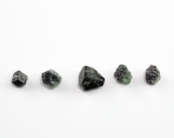 緑色のグロッシュラーガーネット結晶：タンザニア、メレラニ丘陵産の