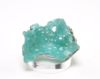 ペンタゴナイトと方解石の鉱物標本：インド、ワゴリ産の青い水晶石