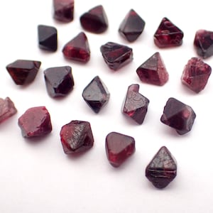 EIN Spinell Kristall aus Burma zufällig gewählte rote Rohsteinkristalle natürliches Oktaedermuster Bild 2