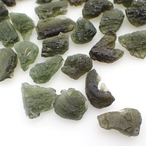 EIN Moldavit echter Stein aus Maly Chlum, Tschechische Republik authentische Tektite Rohstufe Kristall lose 2.5-3gm / 17-28mm