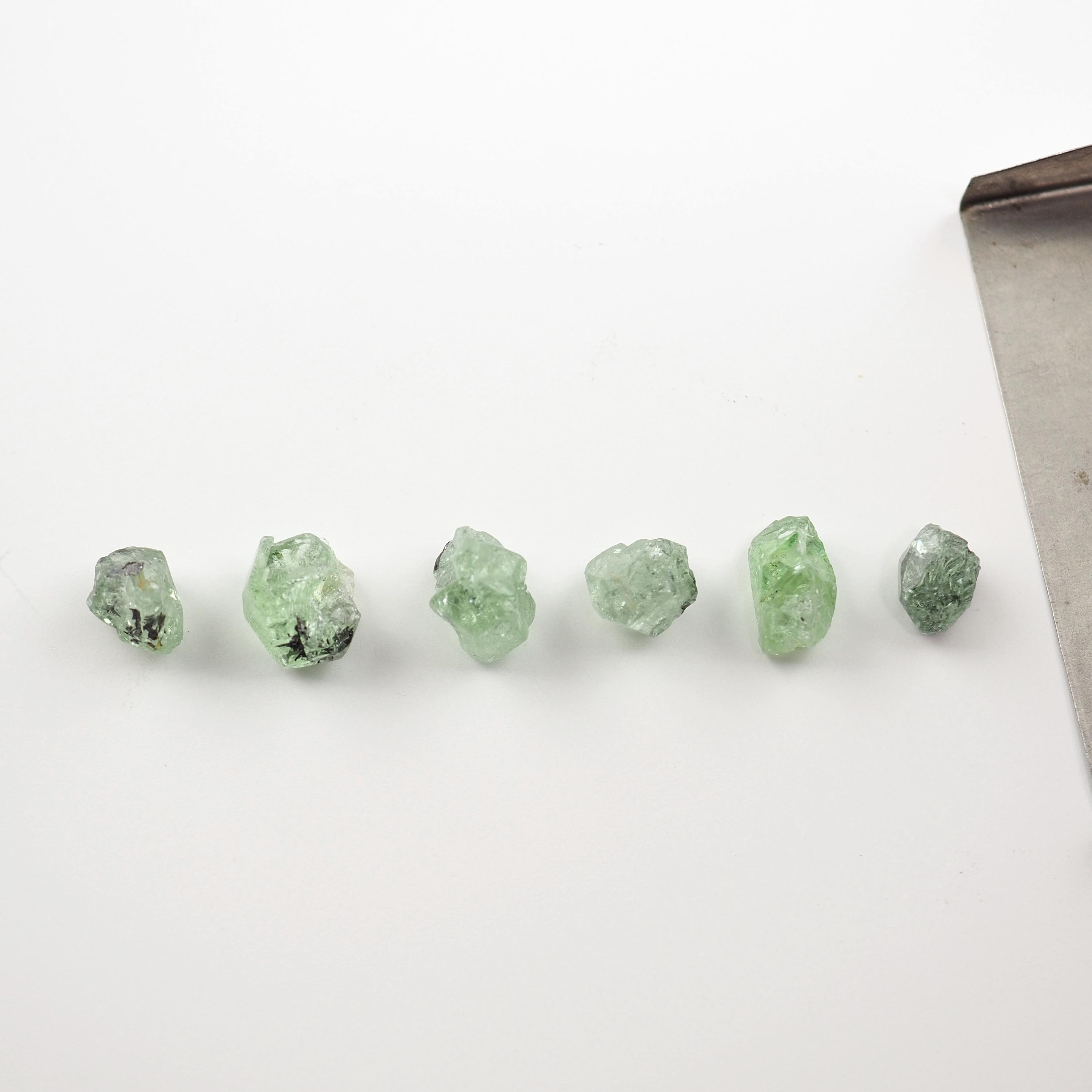 緑色のグロッシュラーガーネット結晶：タンザニア、メレラニ丘陵産の