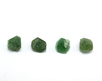 緑色のグロッシュラーガーネット結晶：タンザニア、メレラニ丘陵産の