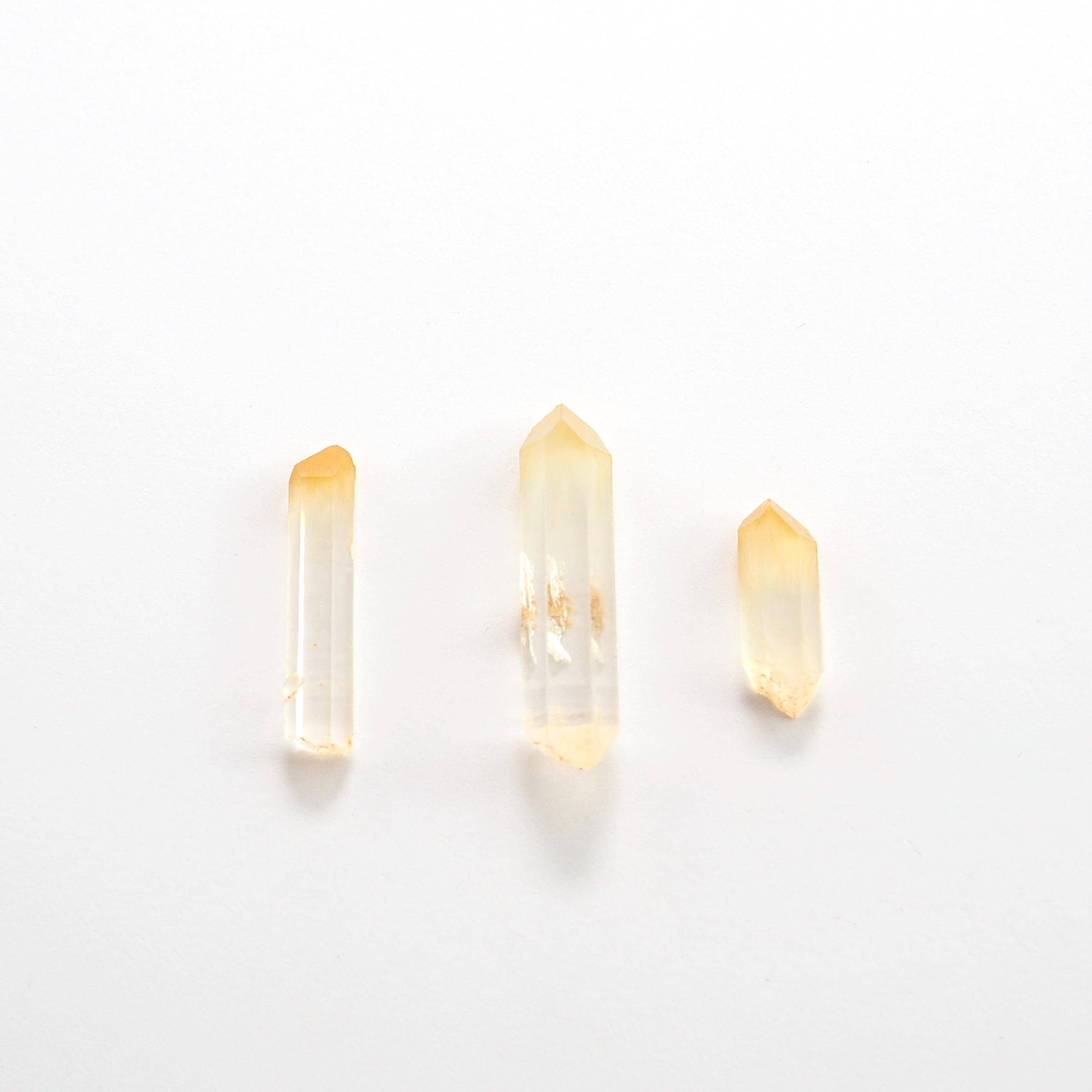 マンゴークォーツ結晶3個、ハロイサイト内包物入りストーンポイント