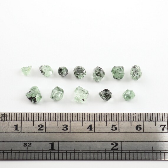 グリーングロッシュラーガーネット結晶：メレラニヒルズ、タンザニア産