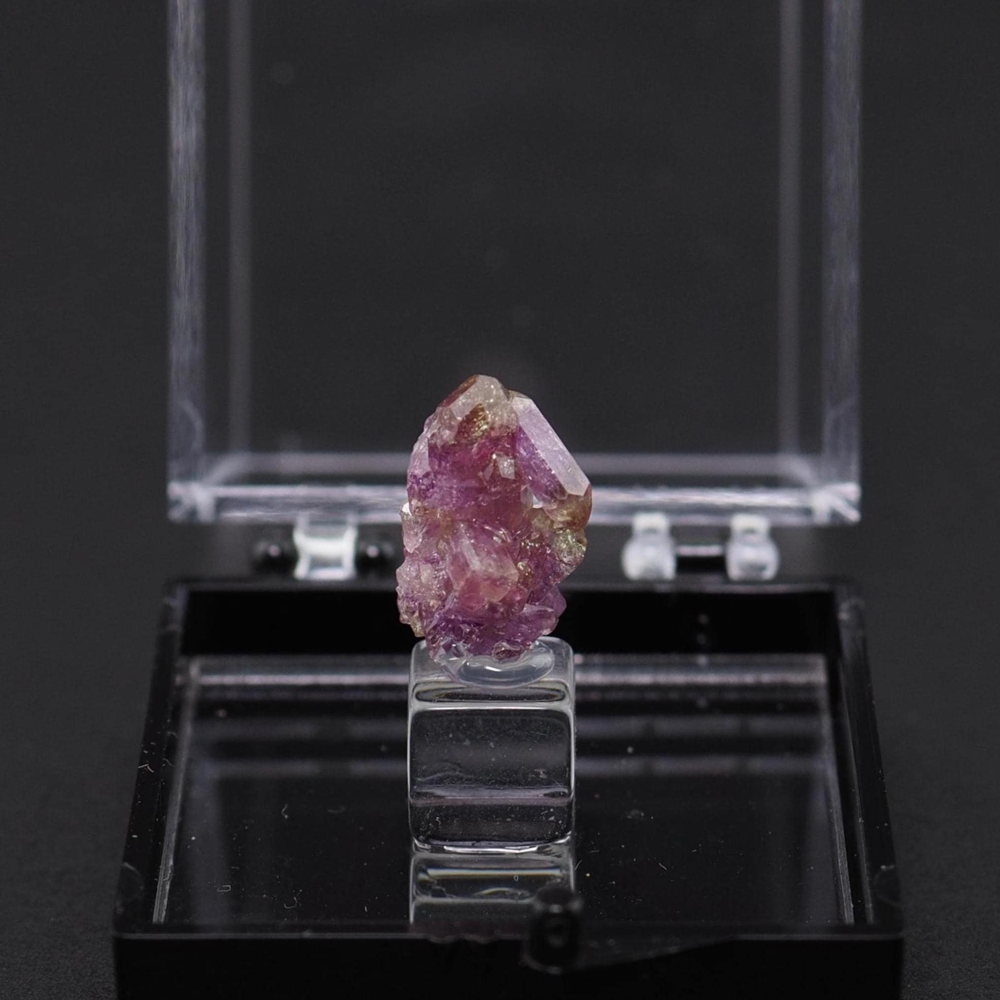 紫色のベスビアナイト結晶、ケベック州ジェフリー鉱山、鉱物標本