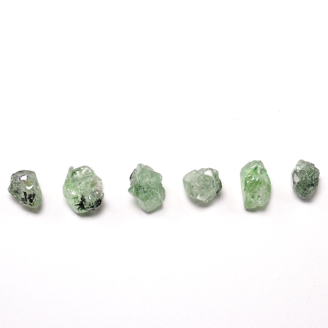 緑色のグロッシュラーガーネット結晶：タンザニア、メレラニ丘陵産の