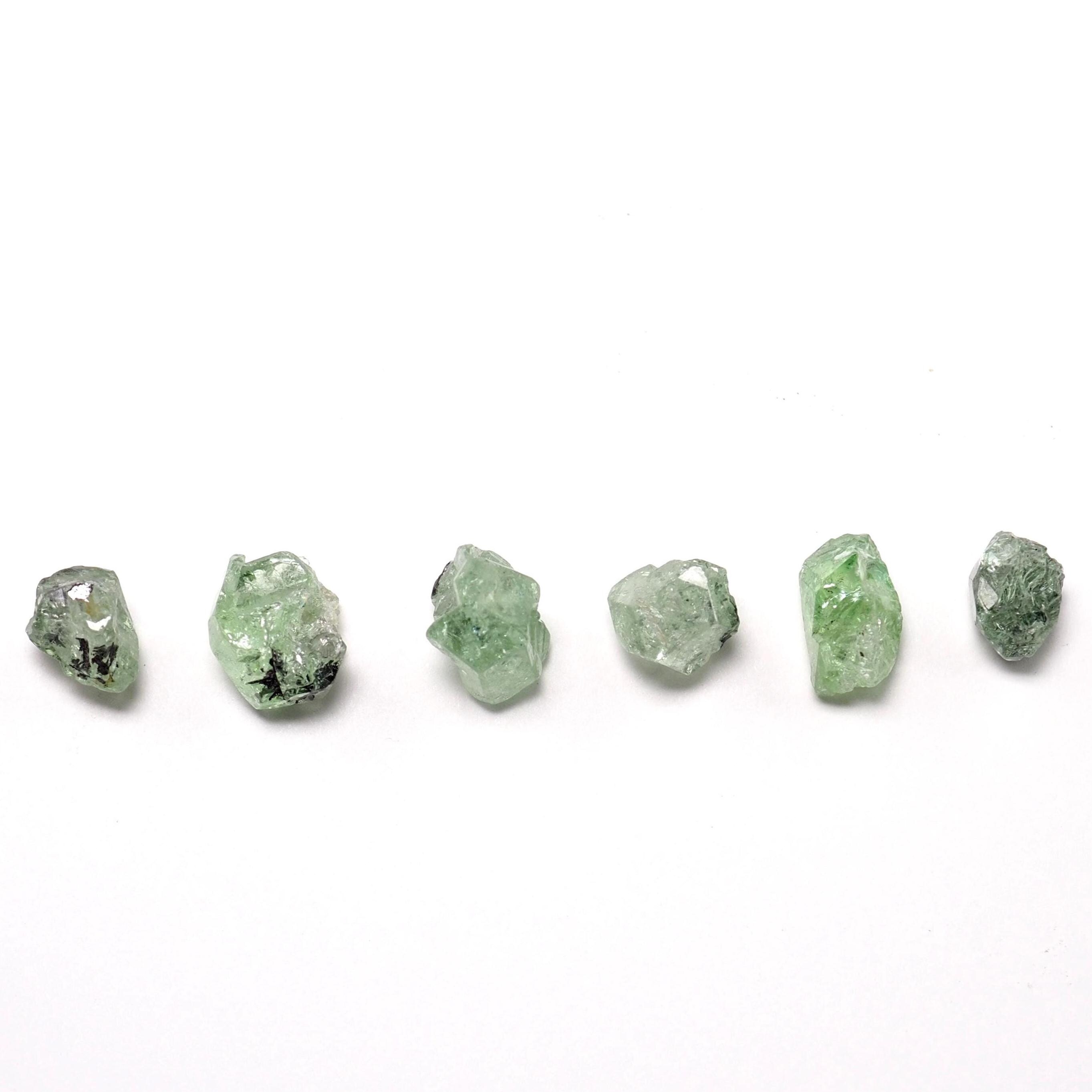 グリーングロッシュラーガーネット結晶：メレラニヒルズ、タンザニア産