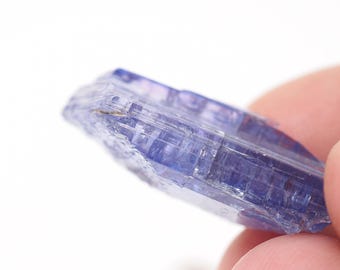 タンザナイト結晶標本：タンザニア、メレラニ丘陵産、29カラットの宝石