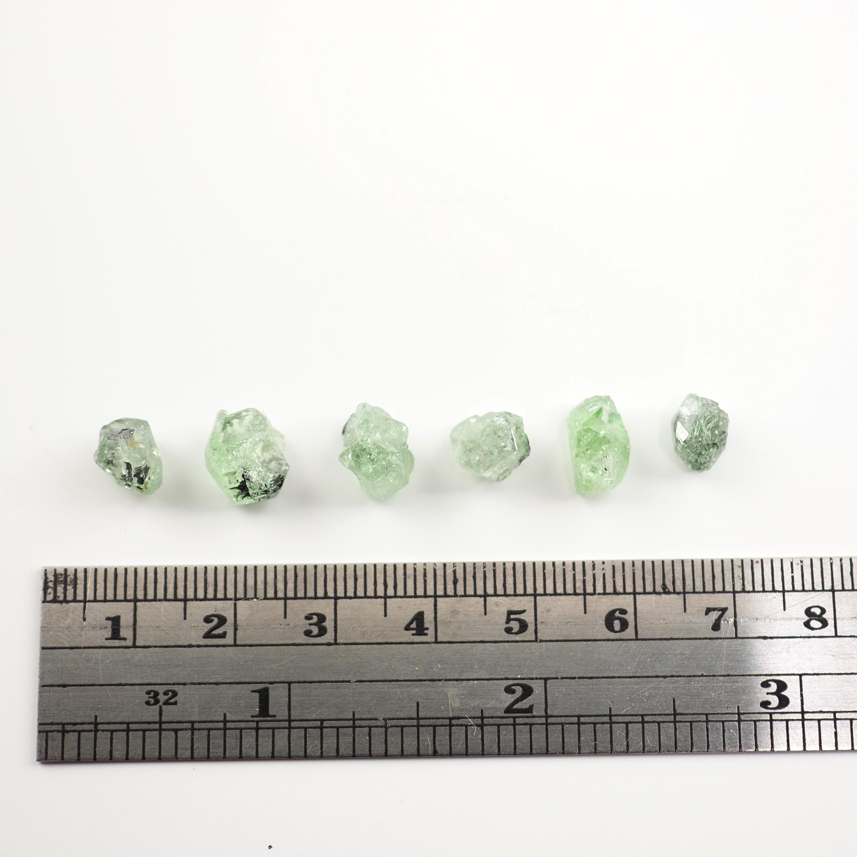 緑色のグロッシュラーガーネット結晶：タンザニア、メレラニ丘陵産の