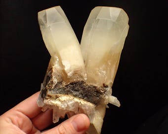 Calcite crystal from China - 630gm / 130mm x 90mm x 26mm (F25-3