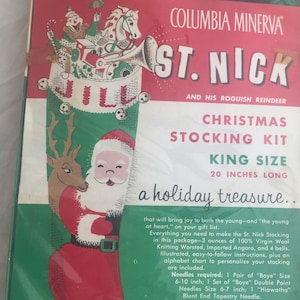 Une copie du modèle de bas de Noël en tricot vintage du père Noël des années 60 et 70 avec le père Noël et le renne.