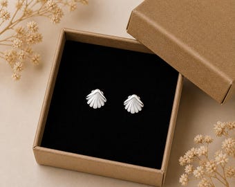Orecchini a conchiglia in argento sterling / Orecchini a perno minimalisti a forma di conchiglia / Gioielli da spiaggia / Regalo delicato ispirato all'oceano per lei