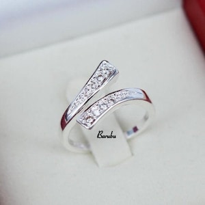 SOLID 925 Sterling Silber Wishbone Verstellbarer Daumen-Finger-Wickelring, Glücksbringer-Ring, stapelbarer minimalistischer Kristallring, Geschenk für Sie