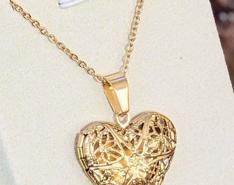Collar de medallón de encanto de corazón de filigrana chapado en oro, medallón de foto personalizado, collar colgante de corazón personalizado, regalo único de recuerdo para ella