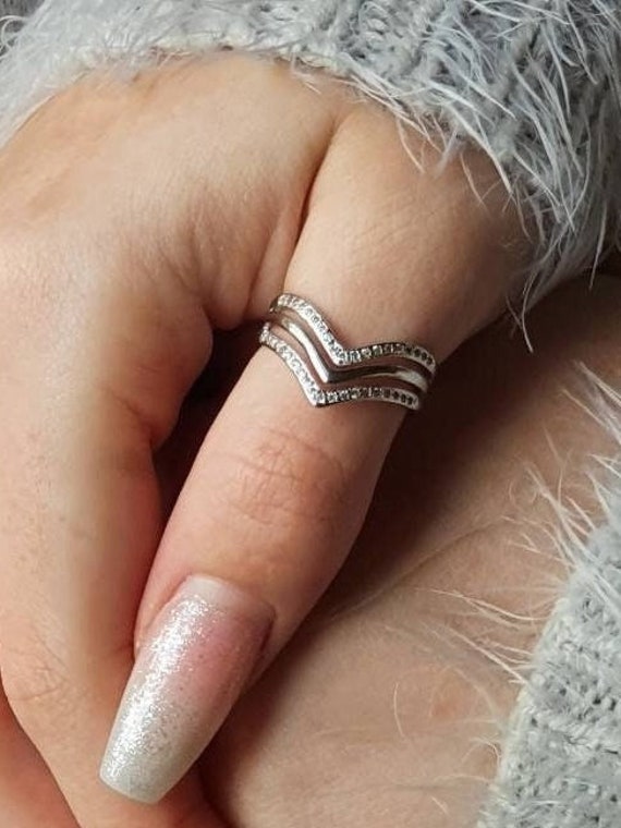 Wishbone outlet thumb ring