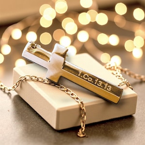 Collana con croce placcata in oro 18 carati personalizzata: regalo cristiano inciso