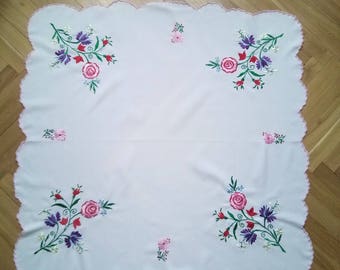 Traditionelles handgemachtes ungarisches, vintage besticktes weißes Tafelaufsatz mit bunten Blumen K2