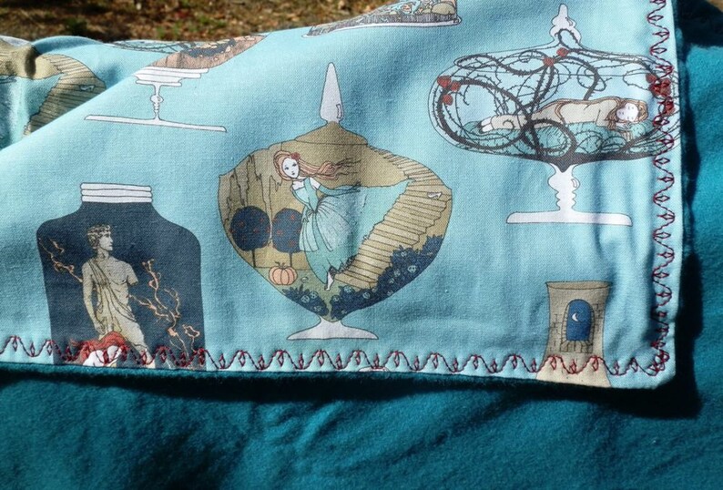 Pu&ograve; includere: Un tessuto verde acqua e azzurro con una stampa stravagante con illustrazioni di figure in vasi di vetro ed elementi decorativi. Il tessuto &egrave; bordato con una cucitura rossa decorativa ed &egrave; sovrapposto a un pile verde acqua.