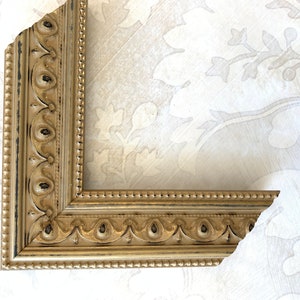 Pu&ograve; includere: Una cornice dorata con un designo decorativo ornato. La cornice ha una finitura nera e dorata ed &egrave; fatta di legno.