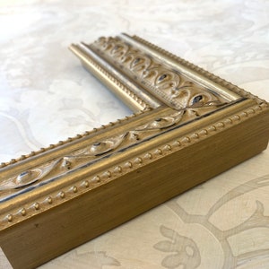 Pu&ograve; includere: Una cornice dorata con un designo ornato. La cornice &egrave; in legno e ha una finitura anticata.