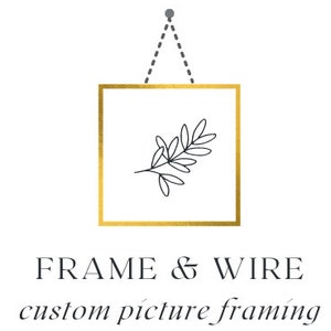 Pu&ograve; includere: Una cornice dorata con un semplice disegno a linea nera di un ramo di foglie all'interno. La cornice &egrave; appesa a uno spago grigio con un piccolo punto grigio in alto. Il testo "FRAME & WIRE custom picture framing" &egrave; sotto la cornice.