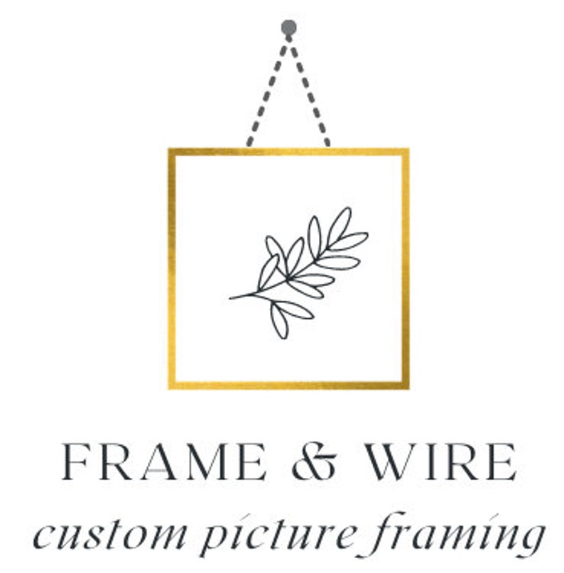 Pu&ograve; includere: Una cornice dorata con un semplice disegno a linea nera di un ramo di foglie all'interno. La cornice &egrave; appesa a uno spago grigio con un piccolo punto grigio in alto. Il testo "FRAME & WIRE custom picture framing" &egrave; sotto la cornice.