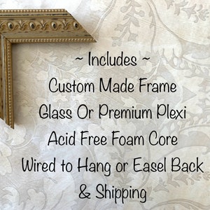 Pu&ograve; includere: Una cornice per quadri ornata in tonalit&agrave; dorata con un bordo decorativo. La cornice &egrave; esposta su uno sfondo bianco con un motivo floreale. Il testo "~ Includes ~ Custom Made Frame Glass Or Premium Plexi Acid Free Foam Core Wired to Hang or Easel Back & Shipping" &egrave; scritto sotto la cornice.
