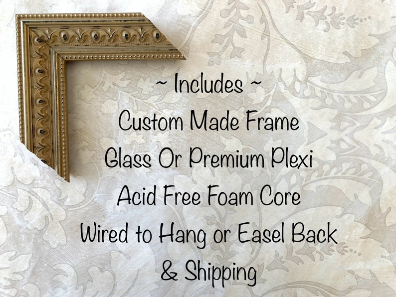 Pu&ograve; includere: Una cornice per quadri ornata in tonalit&agrave; dorata con un bordo decorativo. La cornice &egrave; esposta su uno sfondo bianco con un motivo floreale. Il testo "~ Includes ~ Custom Made Frame Glass Or Premium Plexi Acid Free Foam Core Wired to Hang or Easel Back & Shipping" &egrave; scritto sotto la cornice.
