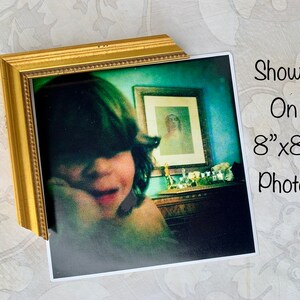 Puede incluir: Un marco de fotos de color dorado con una foto de un ni&ntilde;o dentro. La foto se muestra en una foto de 20,3 cm x 20,3 cm.