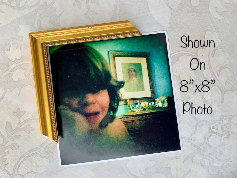Puede incluir: Un marco de fotos de color dorado con una foto de un ni&ntilde;o dentro. La foto se muestra en una foto de 20,3 cm x 20,3 cm.