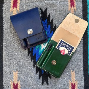 Funda de cuero para naipes y cuaderno con portalápices (personalizable)